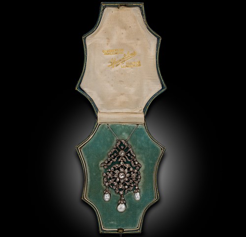 Lot 231 - A Georgian diamond and pearl pendant