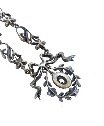 Lot 34 - A Georgian style paste necklace