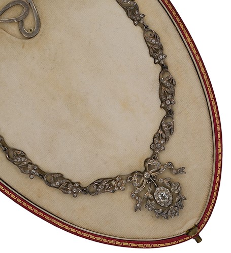 Lot 34 - A Georgian style paste necklace