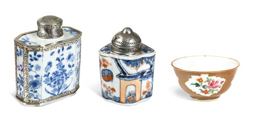 Lot 22 - A Chinese blue and white export porcelain tea caddy, Qianlong, circa 1740