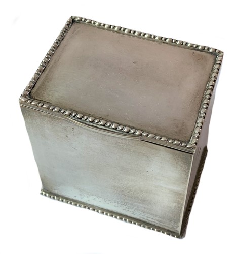 Lot 472 - An early 20th century silver tea canister