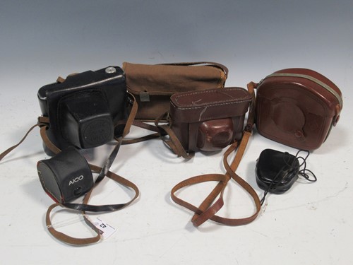 Lot 42 - A collection of cameras and photographic...