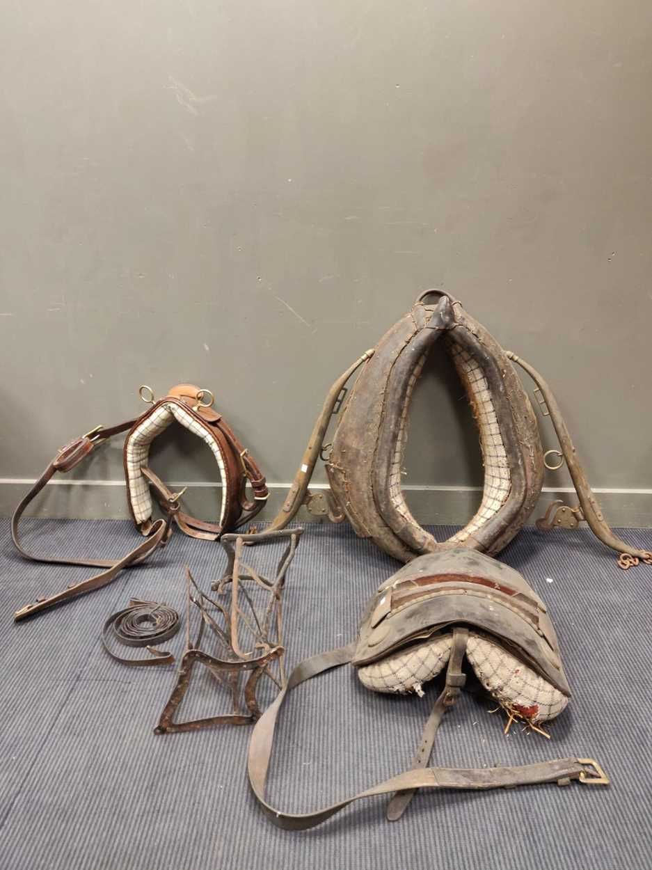 Lot 761 - A collection of horse related equipment to...