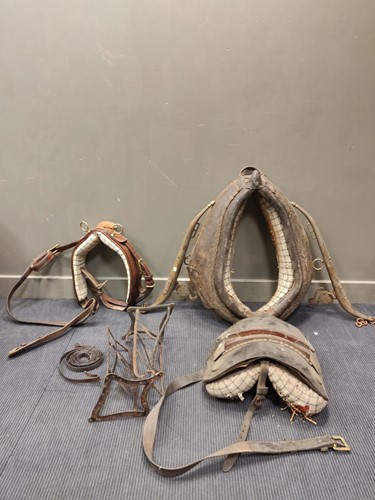 Lot 761 - A collection of horse related equipment to...