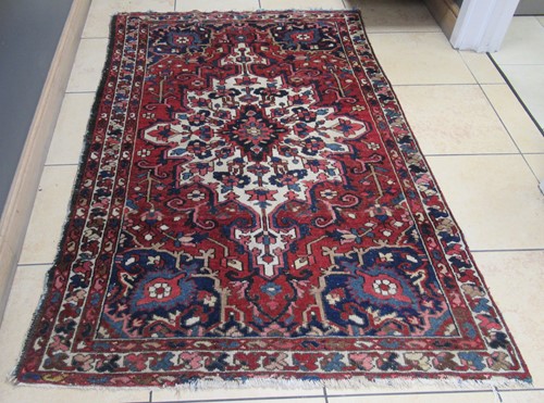 Lot 792 - A Heriz rug, 200 x 130cm