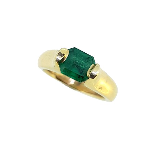 Lot 94 - An emerald dress ring