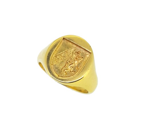 Lot 180 - A 22ct gold signet ring