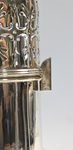 Lot 641 - A George V silver lighthouse style caster