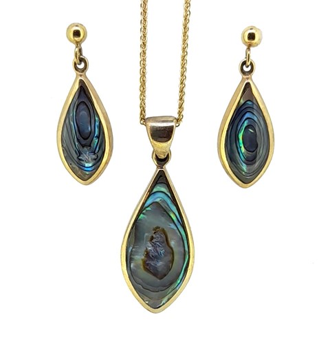 Lot 93 - A 9ct gold abalone shell pendant and ear pendant suite