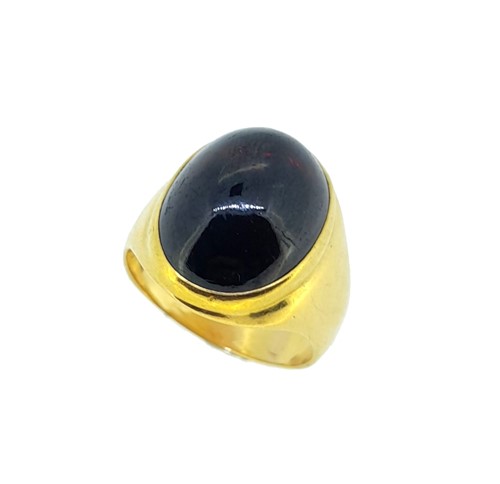 Lot 53 - A garnet signet ring