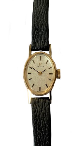 Lot 394 - Omega - A 9ct gold wristwatch