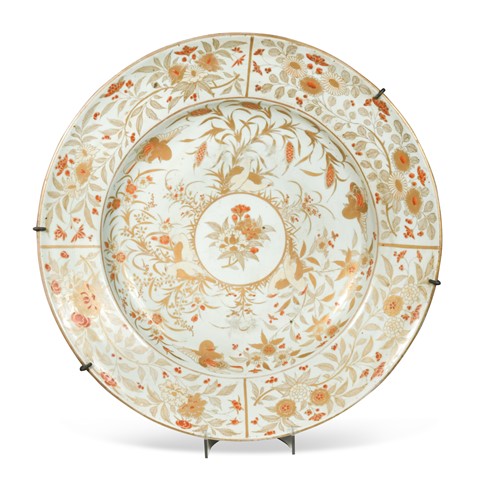 Lot 188 - A large Japanese porcelain charger, Edo Period, 18th century