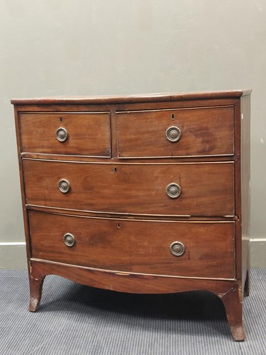 Lot 572 - A small Regency mahogany bowfronted chest of...