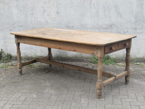 Lot 535 - A pine country house table, early 20th century