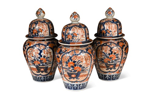 Lot 192 - A Japanese garniture of three  Imari vases and covers,  late 19th century