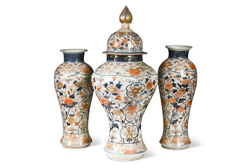 Lot 186 - A Japanese Imari porcelain garniture of three vases, Edo Period, 18th century
