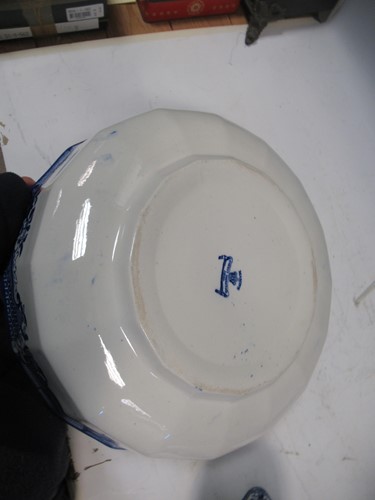 Lot 21 - A Mason's blue and white willow pattern wash...