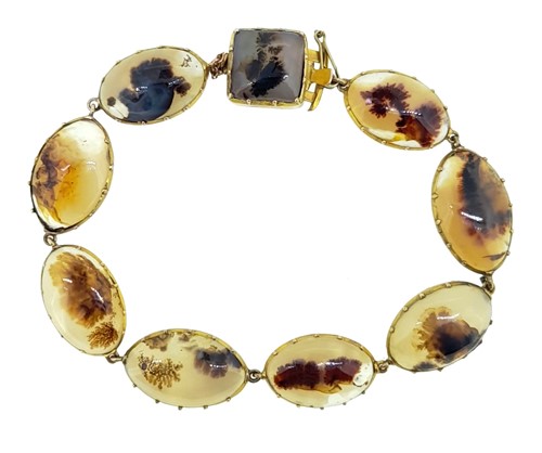 Lot 70 - A dendritic agate bracelet