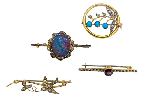 Lot 124 - A collection of four brooches