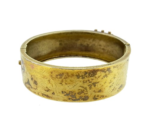 Lot 3 - A Victorian silver gilt buckle bangle