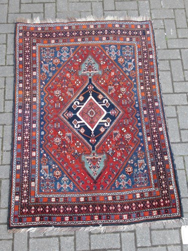 Lot 709 - A Qasqai rug 167 x 115cm