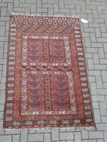 Lot 715 - An Ersari rug, circa 1930 186 x 121cm