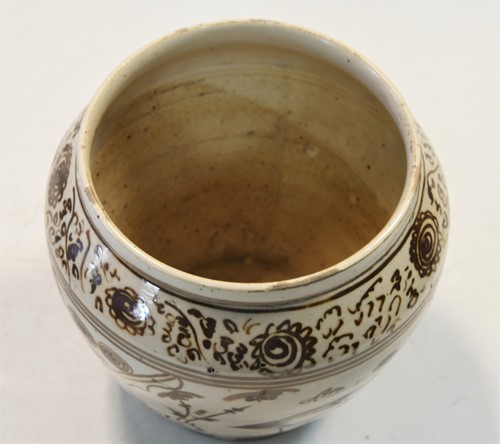 Lot 18 - A Chinese Cizhou jar, Jin/Yuan Dynasty