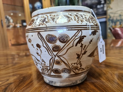 Lot 18 - A Chinese Cizhou jar, Jin/Yuan Dynasty