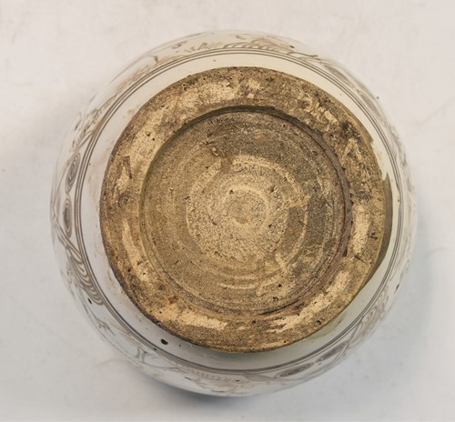 Lot 18 - A Chinese Cizhou jar, Jin/Yuan Dynasty