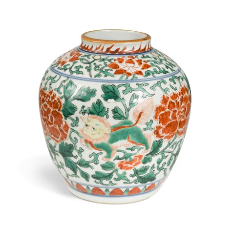 Lot 29 - A Chinese wucai peony and lion jar, early Qing Dynasty