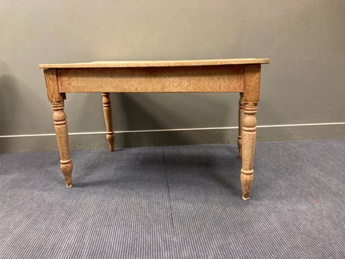 Lot 521 - A Victorian pine farm house table on turned...