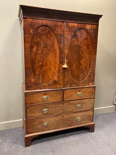 Lot 577 - A George III mahogany linen press, 200 x 125 x...
