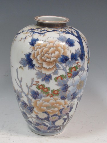 Lot 17 - An early 20th century Japanese vase, 24cm high