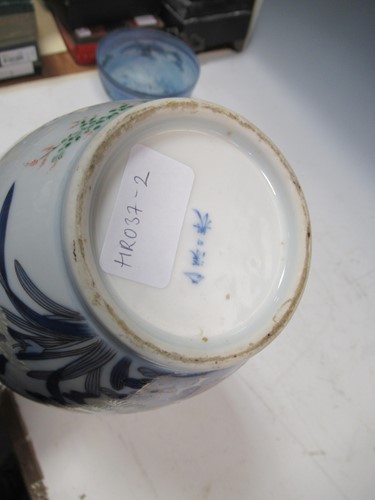 Lot 17 - An early 20th century Japanese vase, 24cm high