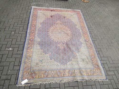 Lot 670 - A 20th century Persian carpet 250 x 150cm