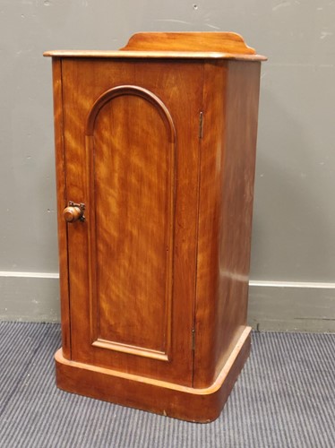Lot 524 - A late 19th/ 20th century satinwood bedside...