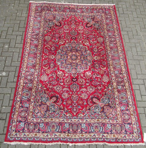 Lot 721 - Large red rug 291 x 192cm