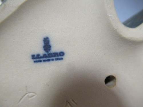 Lot 32 - A large collection of Lladro and other figures