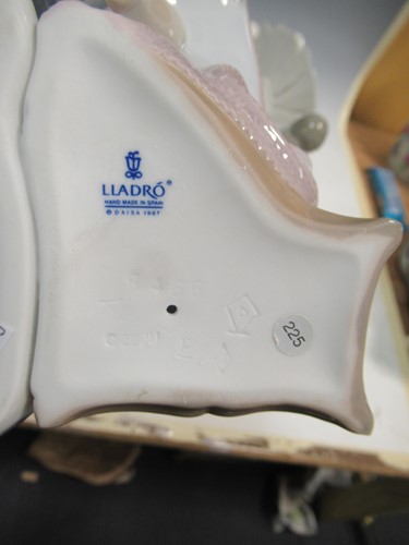 Lot 32 - A large collection of Lladro and other figures