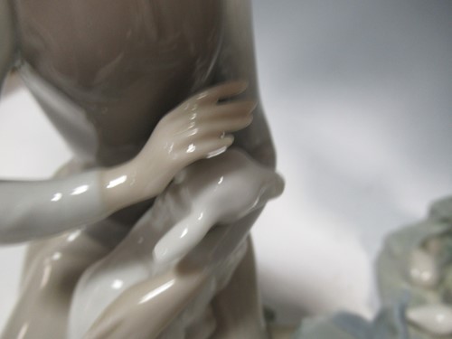 Lot 32 - A large collection of Lladro and other figures