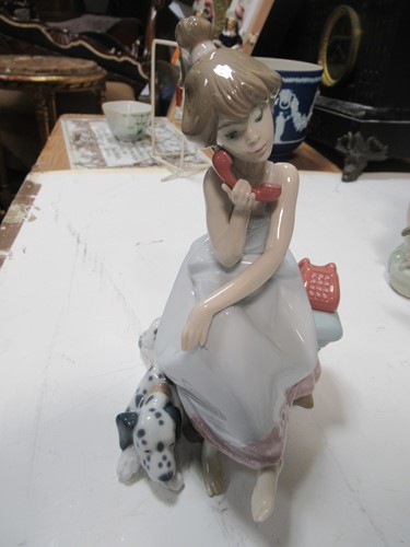Lot 32 - A large collection of Lladro and other figures