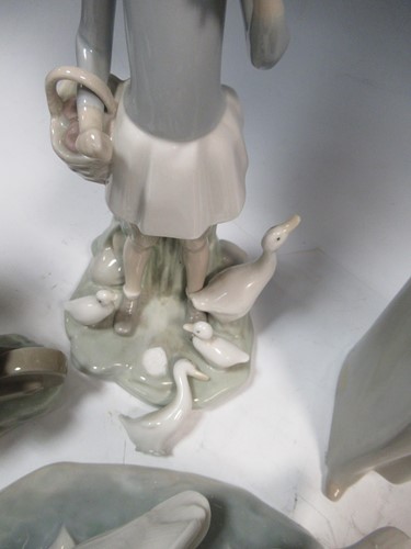 Lot 32 - A large collection of Lladro and other figures