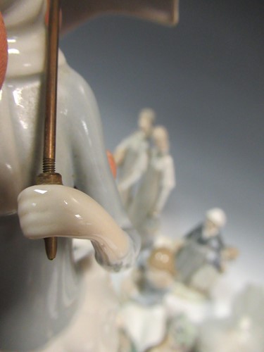 Lot 32 - A large collection of Lladro and other figures