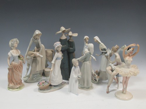 Lot 32 - A large collection of Lladro and other figures