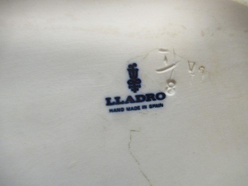 Lot 32 - A large collection of Lladro and other figures