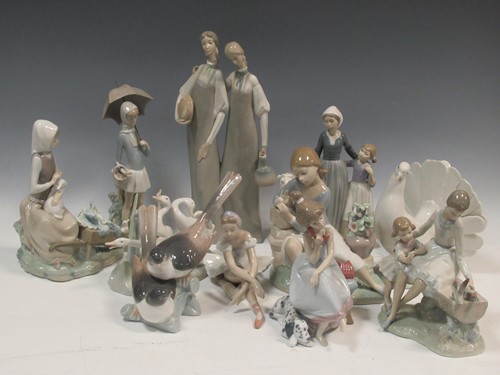 Lot 32 - A large collection of Lladro and other figures
