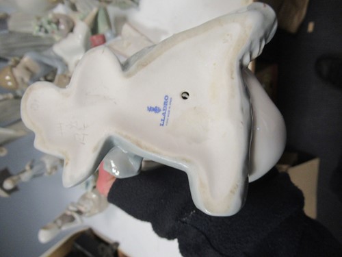 Lot 32 - A large collection of Lladro and other figures