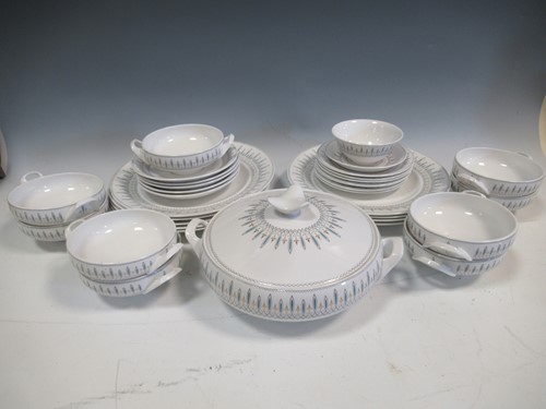 Lot 30 - A Spode bone china Brussels pattern dinner...