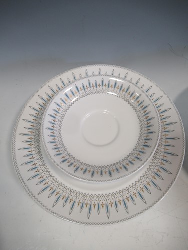 Lot 30 - A Spode bone china Brussels pattern dinner...