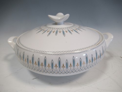 Lot 30 - A Spode bone china Brussels pattern dinner...